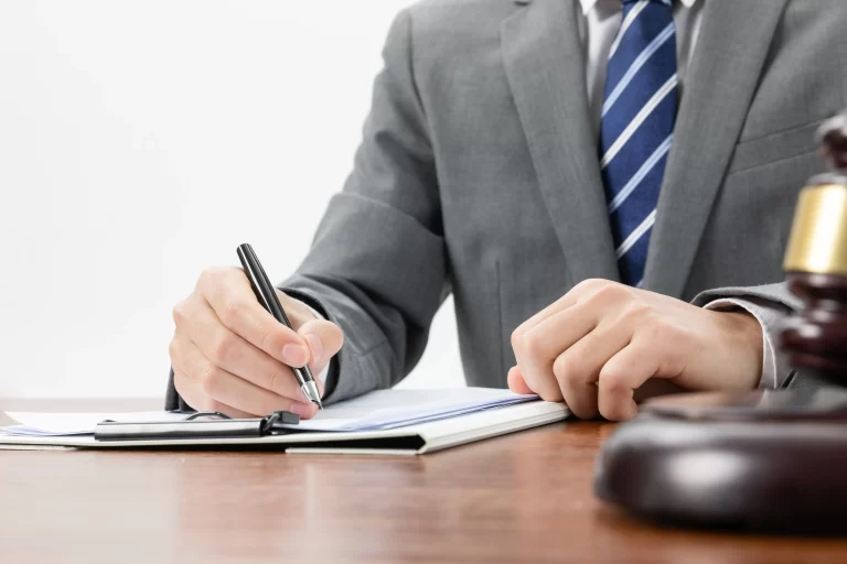 Abogado revisando un testamento antes de impugnarlo