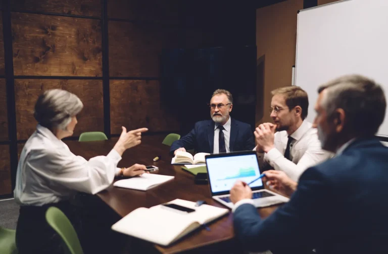 Reunión para negociar el reparto de una herencia entre herederos
